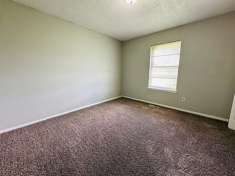 11701 N Lee Ave — Photo 31