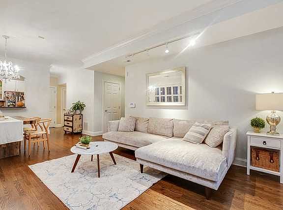 4th image of 827 W Bradley Pl #A
