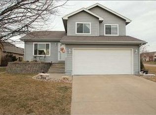 15909 Hawthorn Cir, Clive, IA 50325