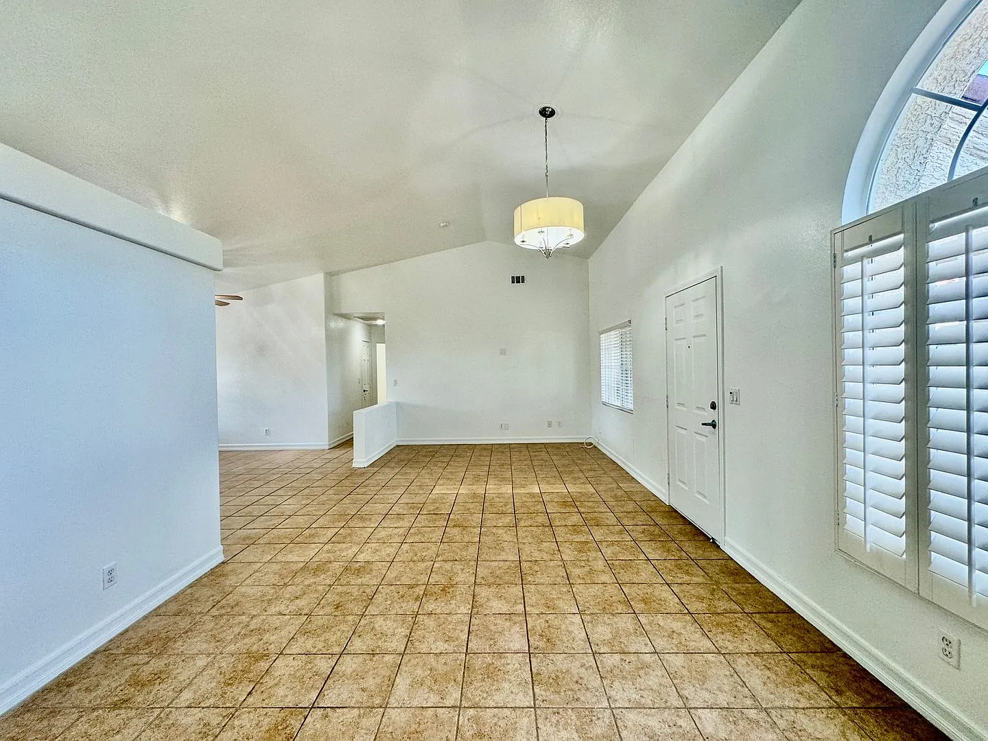 Charming 2 bedroom home in northwest. Very open floorplan. — Photo 2