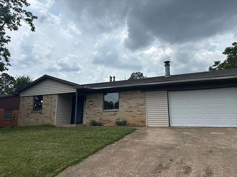 217 Ross Ave — Photo 1