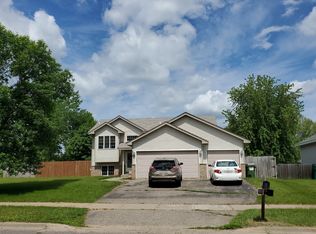 612 Pioneer Trl SE, Cambridge, MN 55008