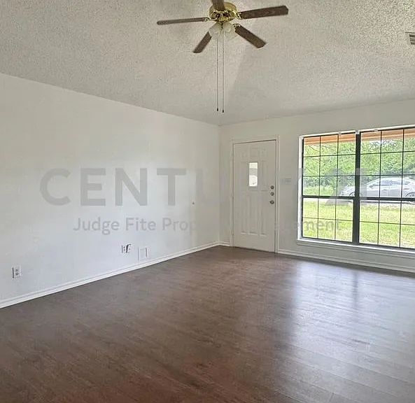 211 Anchor Ln — Photo 2