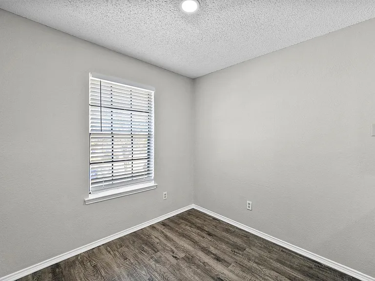 606 Kings Way Dr — Photo 8