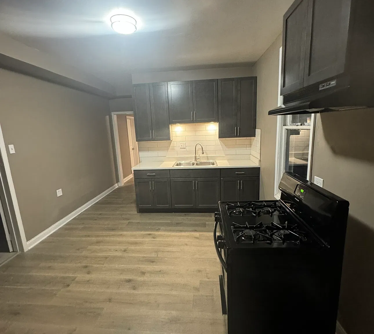 2 bed, 700 sqft, $1,350 — Photo 1