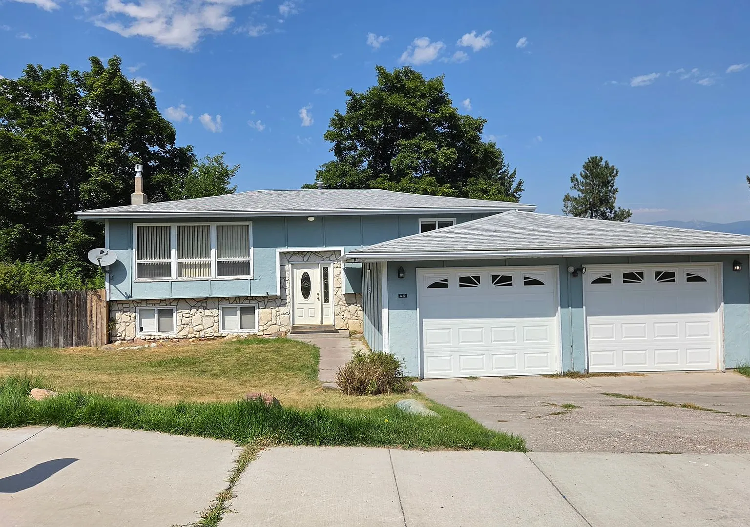 Large Four Bedroom House with Double garage and Fenced Yard — Photo 1