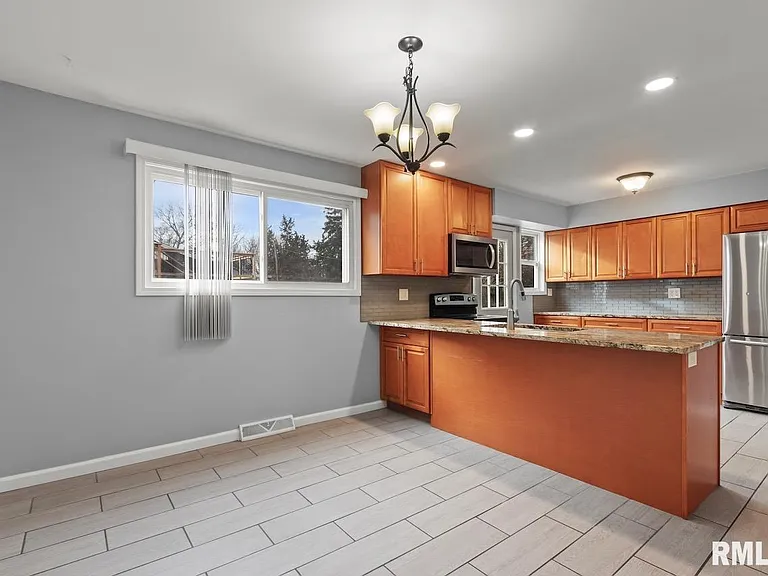 2020 W Glen Ave — Photo 8