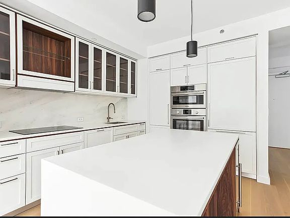 3rd image of 115 E 55th St APT 6A
