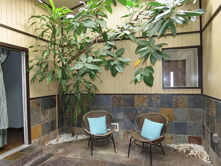 10505 Swallow Ln — Photo 12