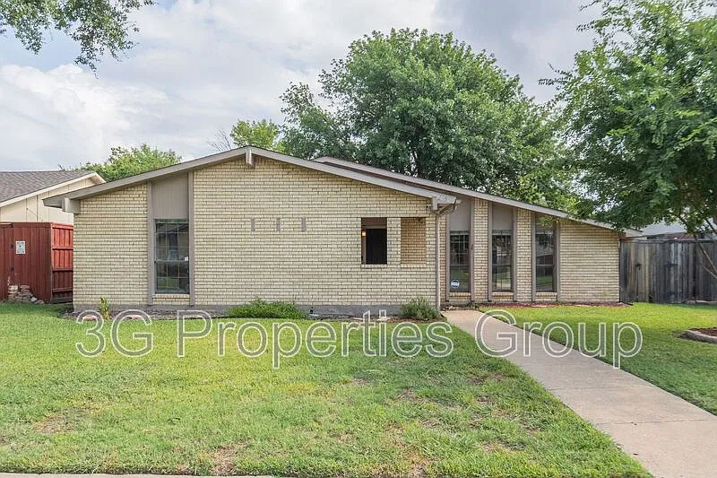 3 bed, 2.0 bath, 1963 sqft, $2,395 — Photo 2