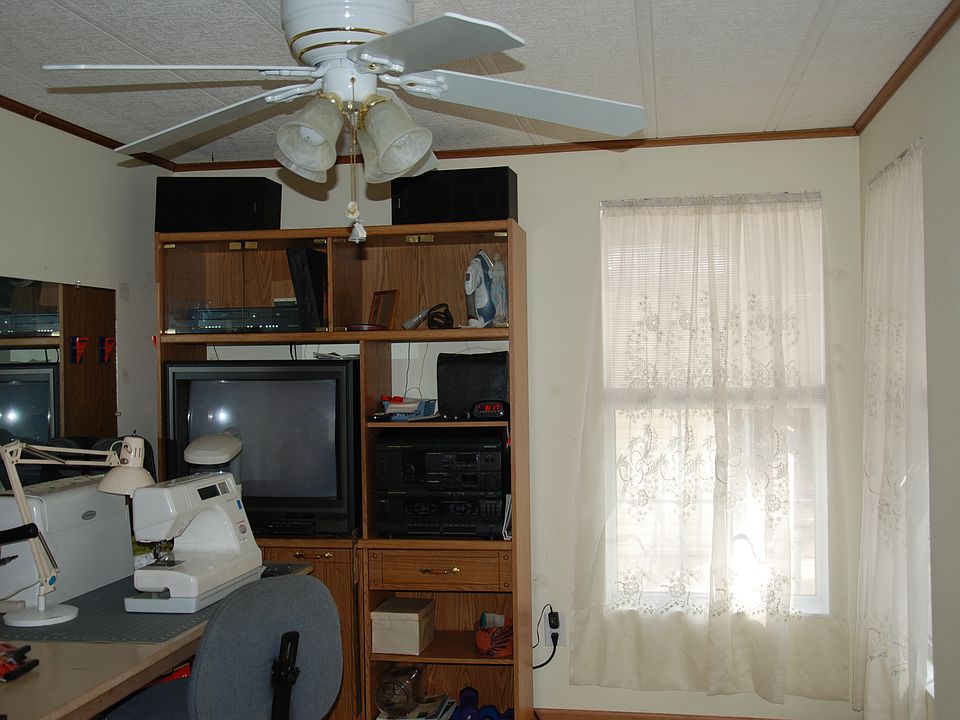 2nd bedroom w/lg closet