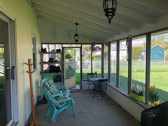  Screened in patio 
