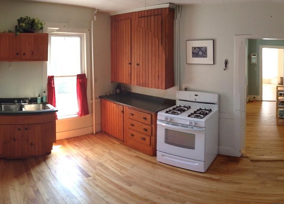 Kitchen - (please excuse wide angle distortion!)