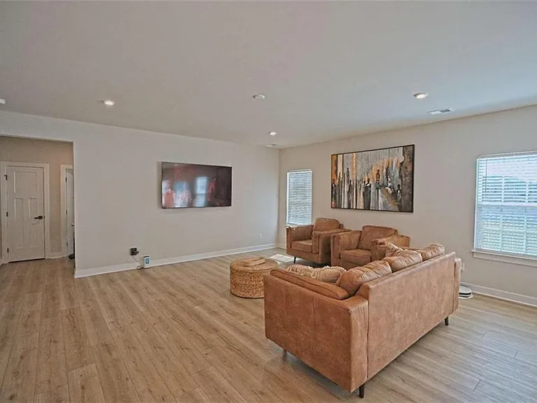 305 Meuse Ln — Photo 8
