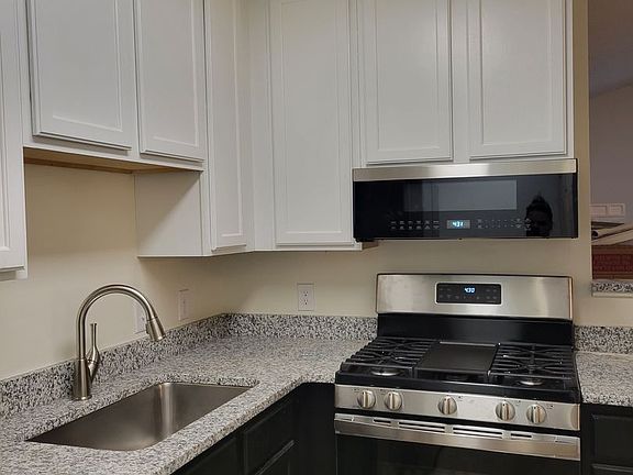 4th image of 821 Brassie Ln APT J