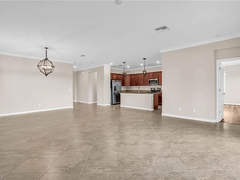 2061 Hamlin St — Photo 6