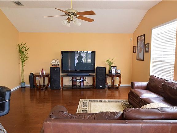 4th image of 212 Ivy Lakes Dr