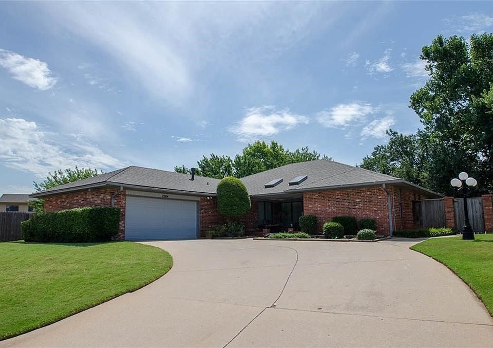 Large three bedroom, two and a half bath home with two dining areas, large family room, and plenty of back yard space. Located on nice cul-de-sac lot.