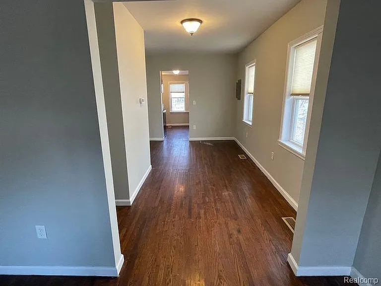 429 E Hayes Ave — Photo 4