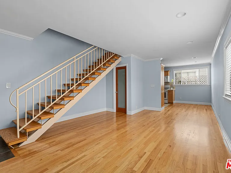 2435 3rd St #10 — Photo 2