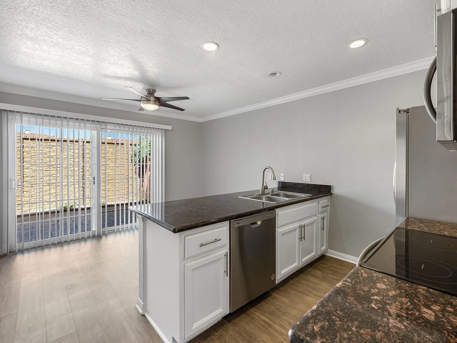 Sundial Apartments — Photo 1