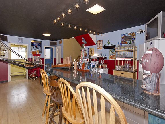 Wet Bar/Family Room/Man Cave