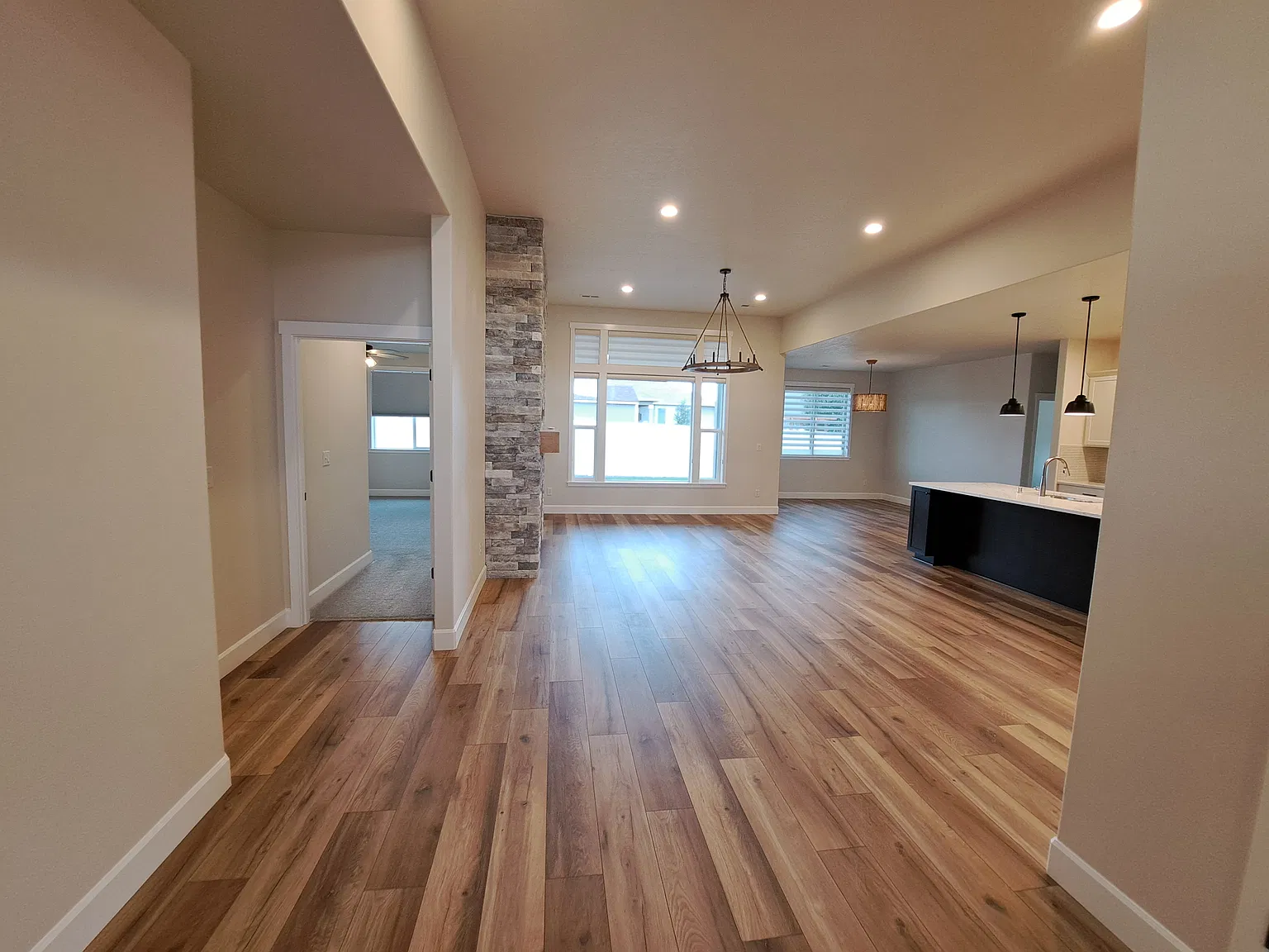 4 bed, 1881 sqft, $2,595 — Photo 4