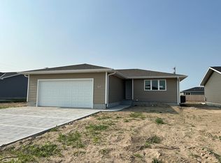 617 7th St, Phillips, NE 68865