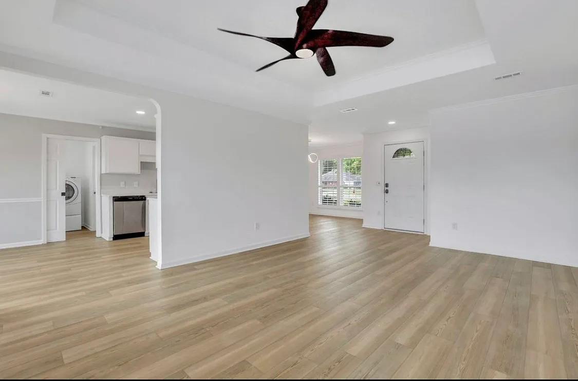 138 Wayfair Ln — Photo 3