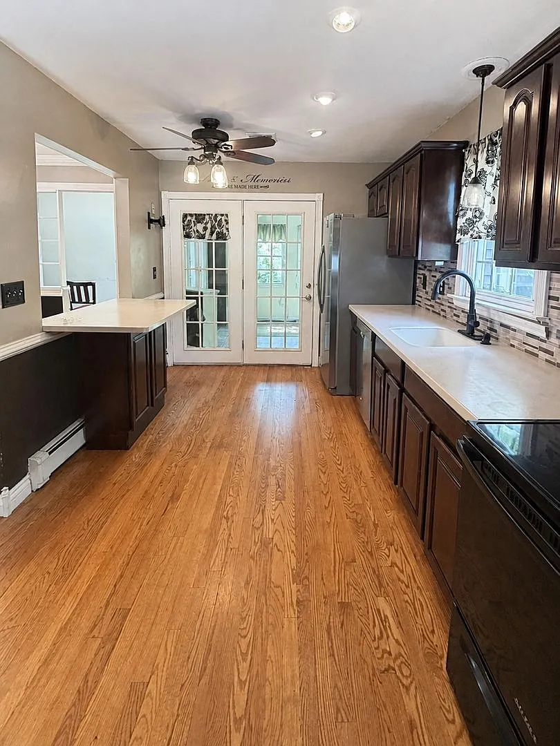 Single-Story 3-Bedroom Home with Pool in Toms River — Photo 3