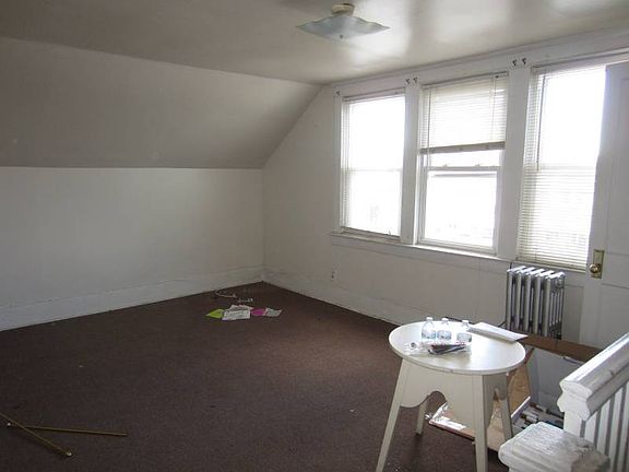 5th image of 221 Newman Ave