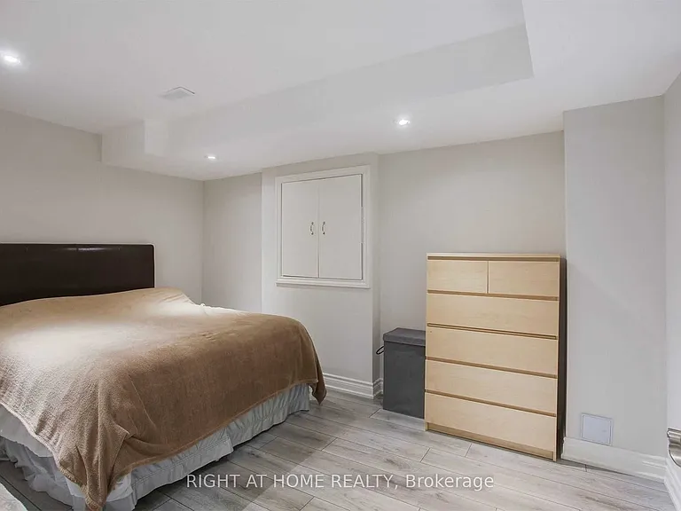 110 Thatcher Cres — Photo 8