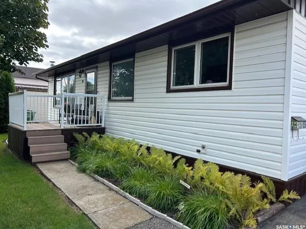 18 Waterloo Rd, Yorkton, SK S3N 3E8
