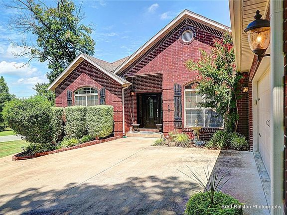 3rd image of 1 Elvanfoot Ln