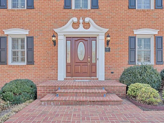 5th image of 710 Joan Cir