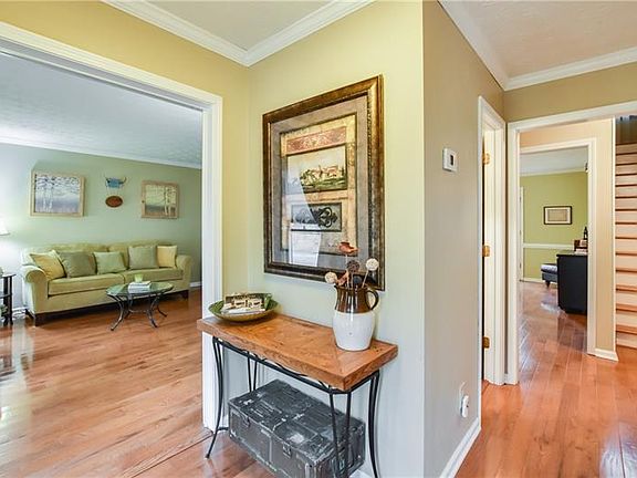 3rd image of 1860 Travers Cir