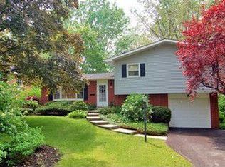 460 Pine Ct, Lake Bluff, IL 60044