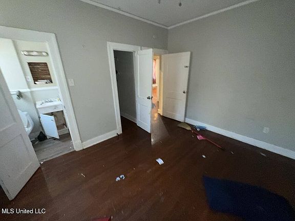 3rd image of 433 E Ridgeway St