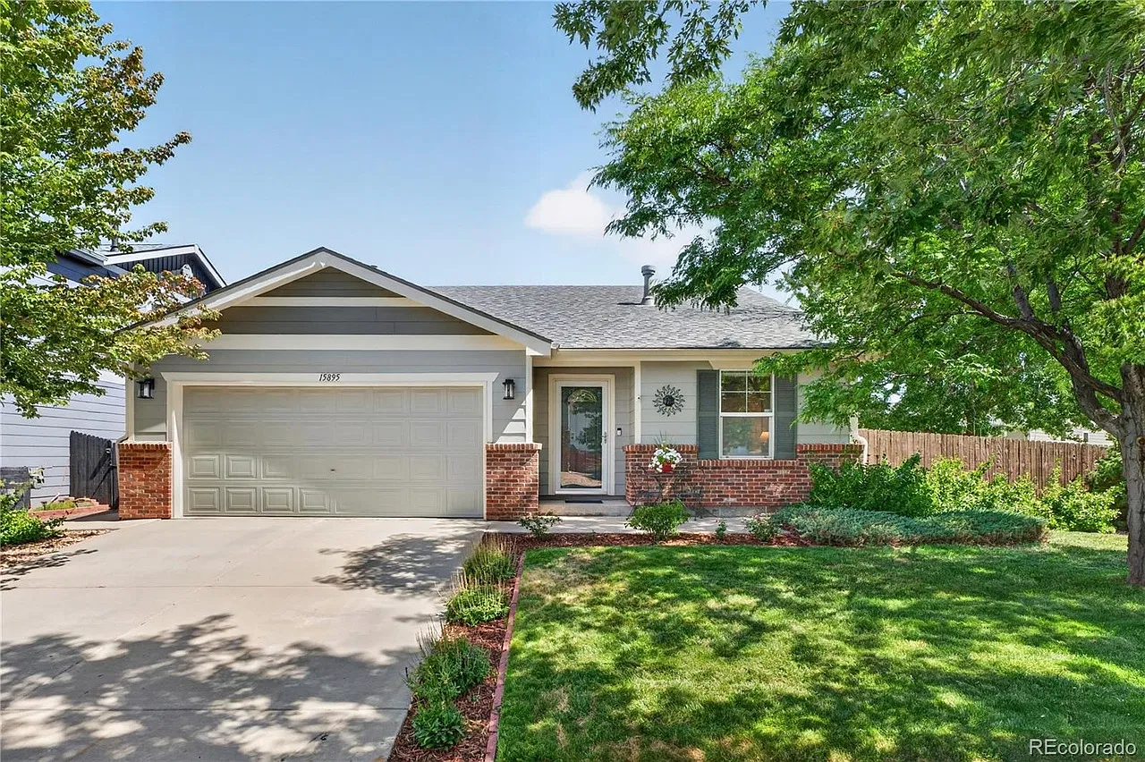 15895 Robins Dr, Denver, CO 80239 — Photo 1