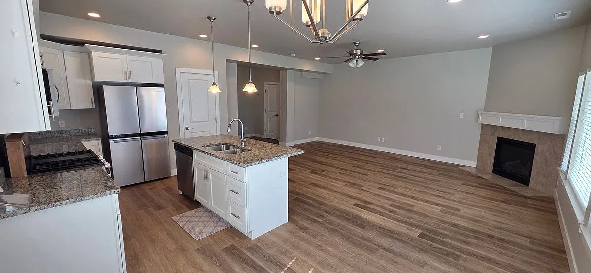 4 bed, 3.0 bath, 2212 sqft, $2,200 — Photo 4