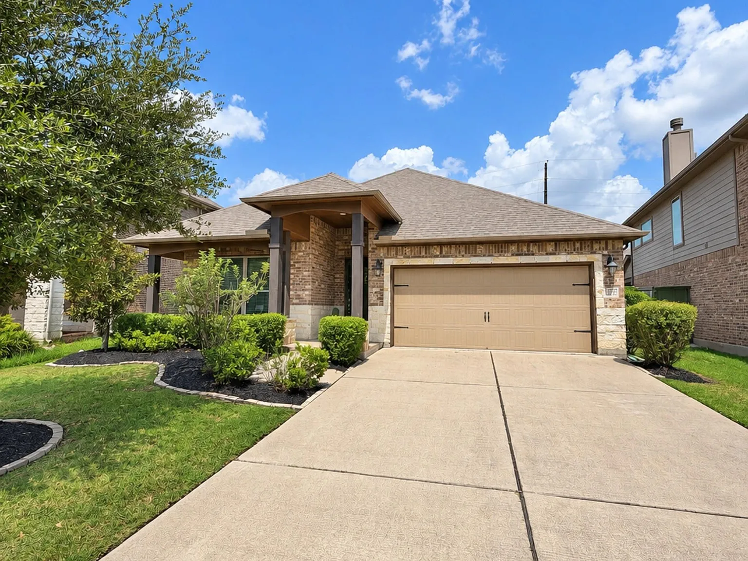 3 bed, 2.0 bath, 1844 sqft, $2,600 — Photo 3