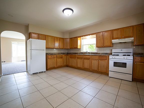 5th image of 16018 Woodlawn West Ave