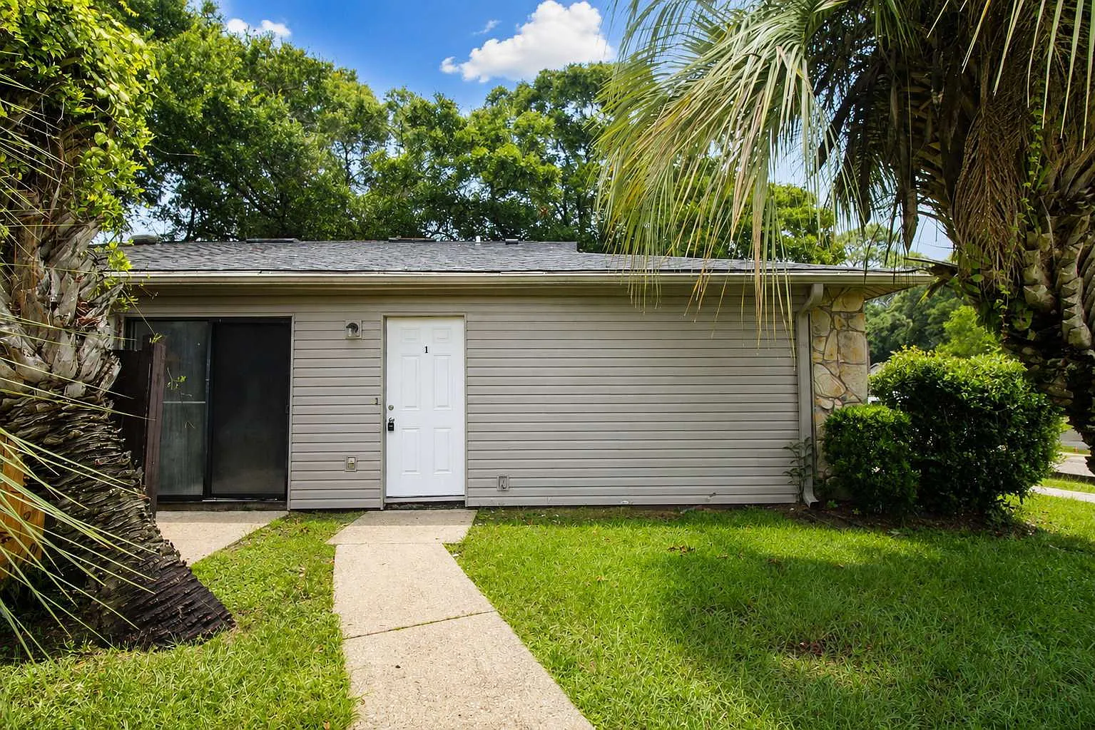 2 bed, 1.0 bath, 755 sqft, $1,050 — Photo 1