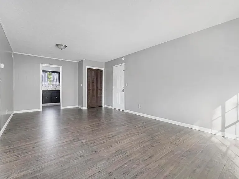 1429 Stratford Rd — Photo 4