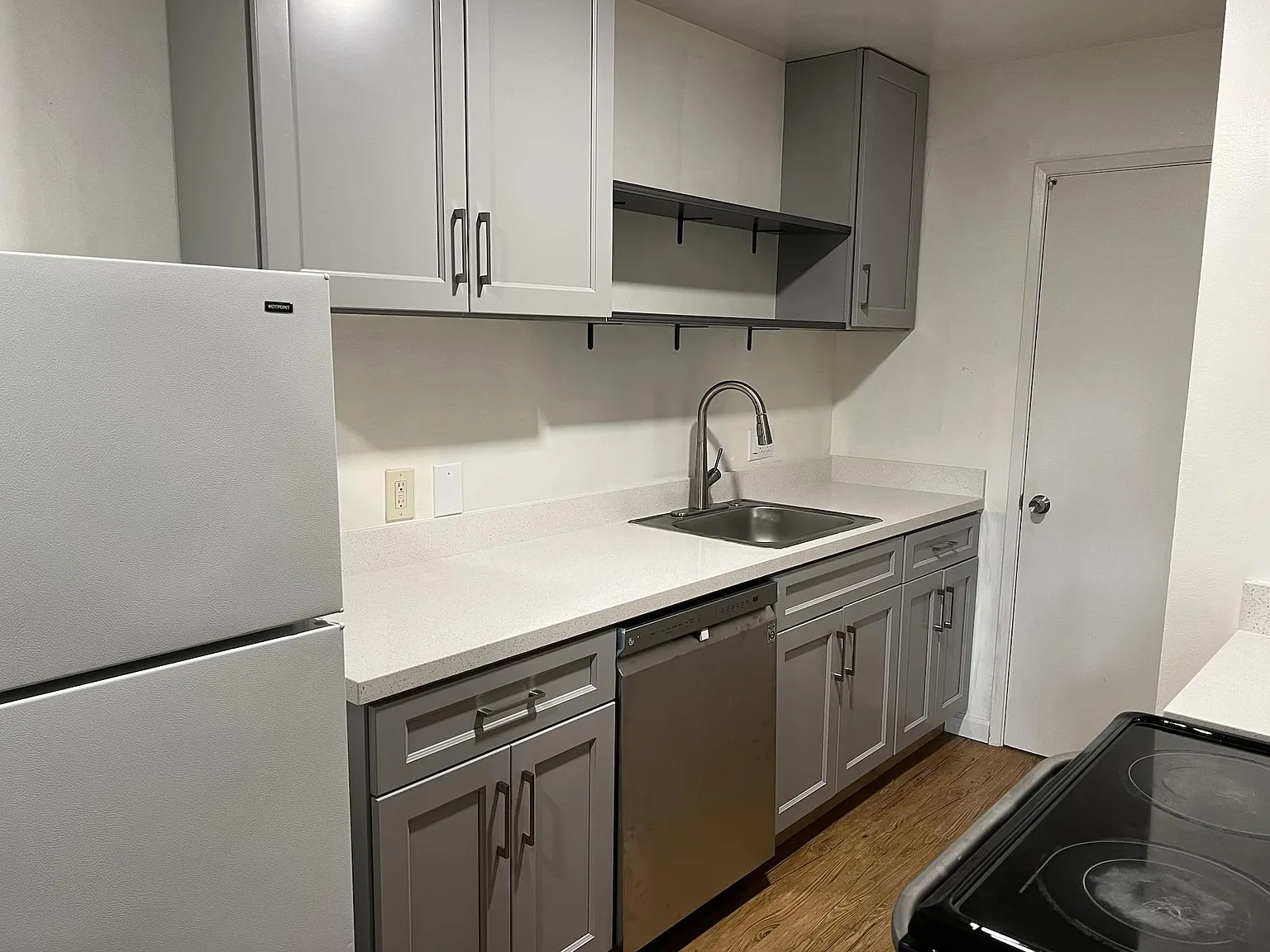 1 bed, 670 sqft, $2,043 — Photo 1