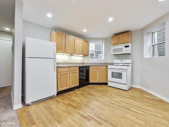 3rd image of 1228 W Glenlake Ave #G