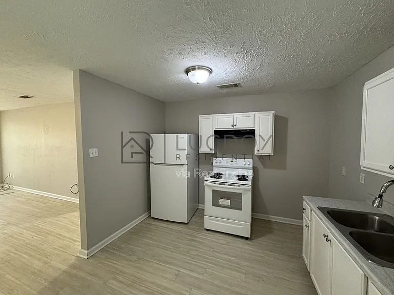 229 Lawrence Rd — Photo 4