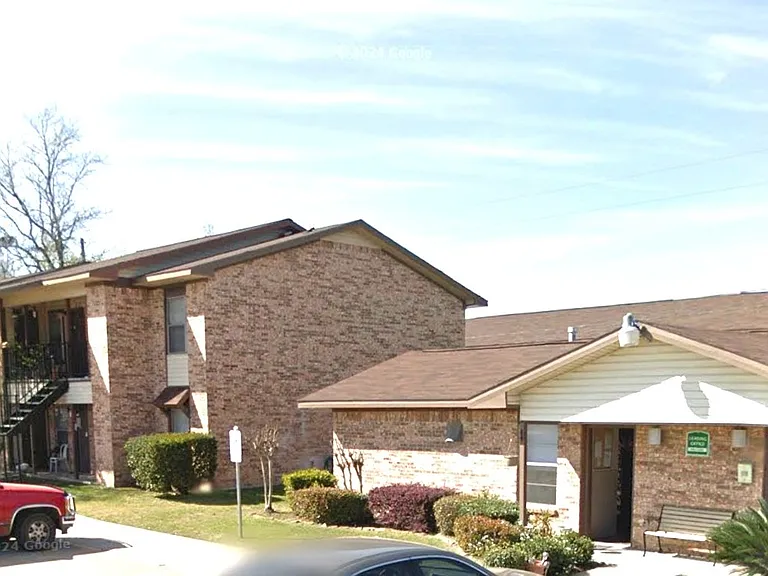 203 E Watson Dr — Photo 2