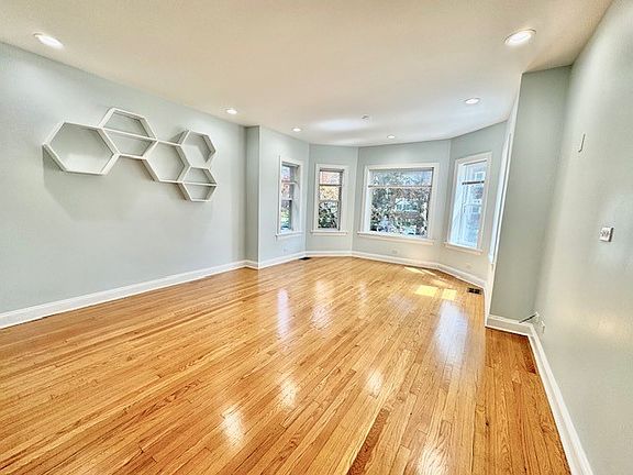3rd image of 5618 N Artesian Ave #1