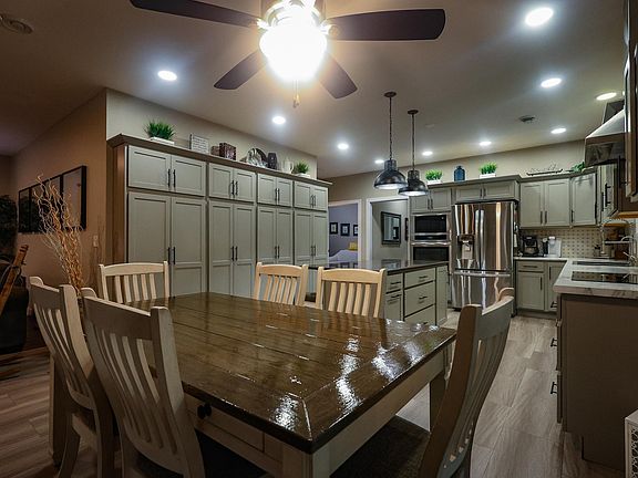 4th image of 573 Railroad Ave